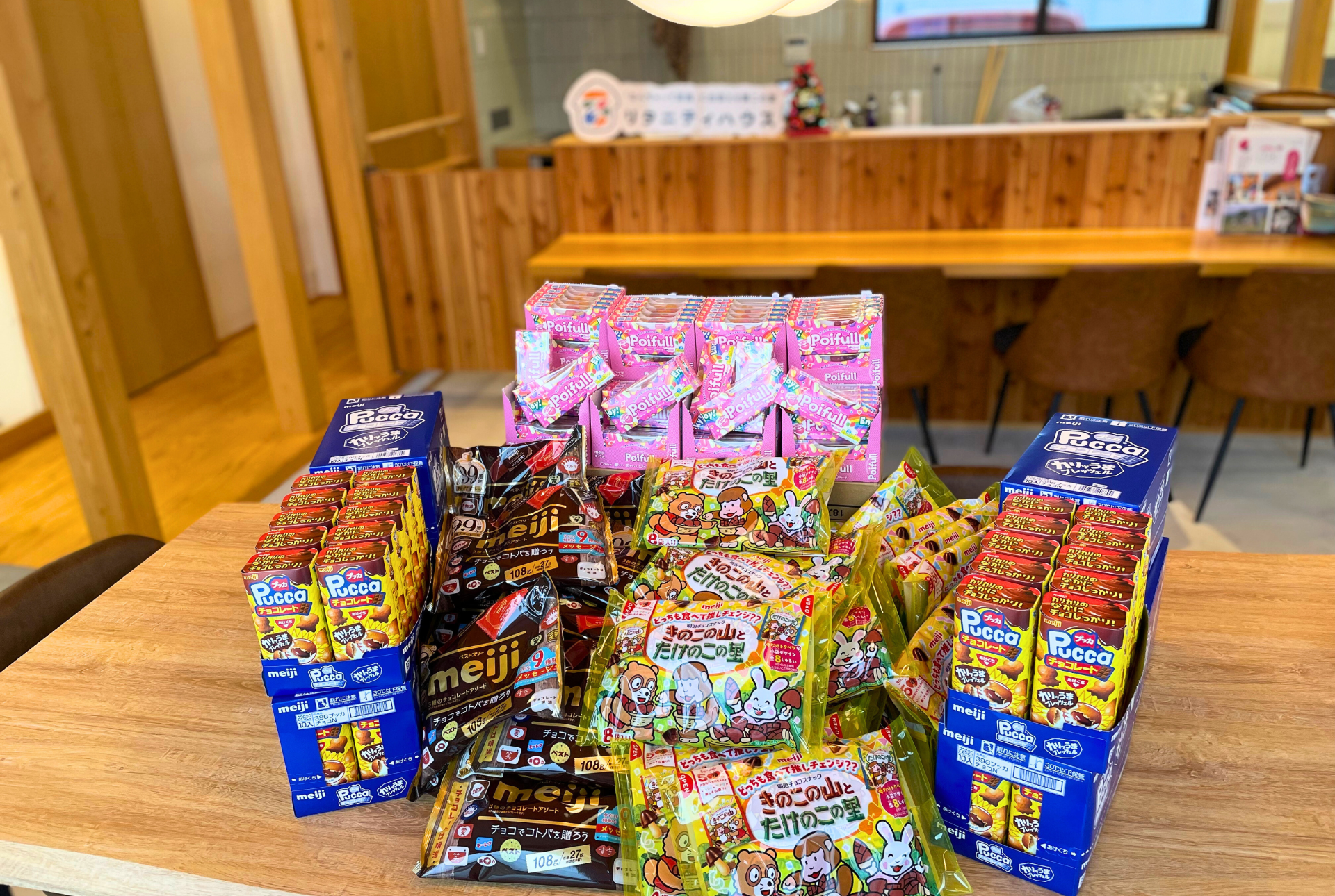 BlessUにmeijiのお菓子が届きました！|お知らせ